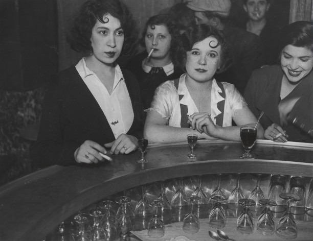 Women with spit curls at the bar of a bistro, Rue de Lappe