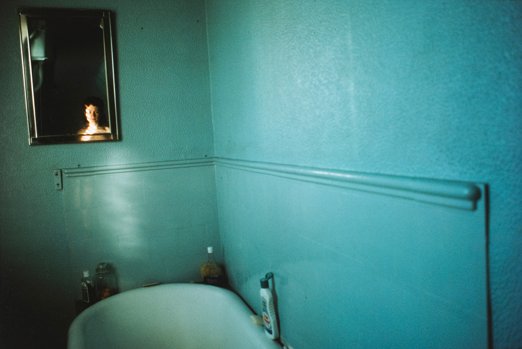 Nan Goldin, Self-portrait in blue bathroom, London