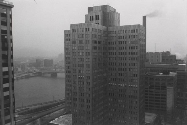 PITTSBURGH, PENNSYLVANIA (building overlooking river)