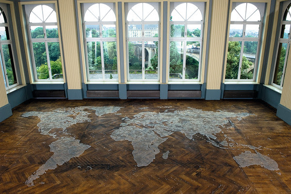 Map, 1999, Mona Hatoum. Glass marbles. © Mona Hatoum. Courtesy Casino Luxembourg. Photo: Christian Mosar.